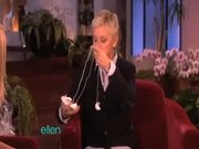 Jennifer Aniston'a canlı yayında göğüs vibratörü şoku