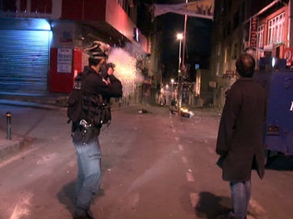 Polisten eylemciye 'geri zekalı' tepkisi