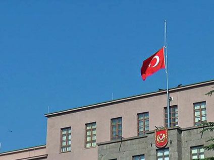 Gazze için bayraklar yarıya indirildi