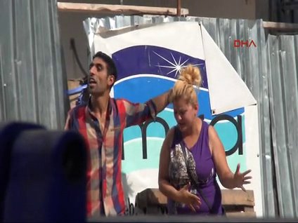 Eşini sokakta bıçakla rehin aldı